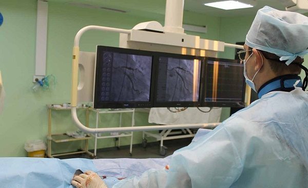 Два новых эндоваскулярных хирурга приступили к работе в рентгенохирургическом отделении