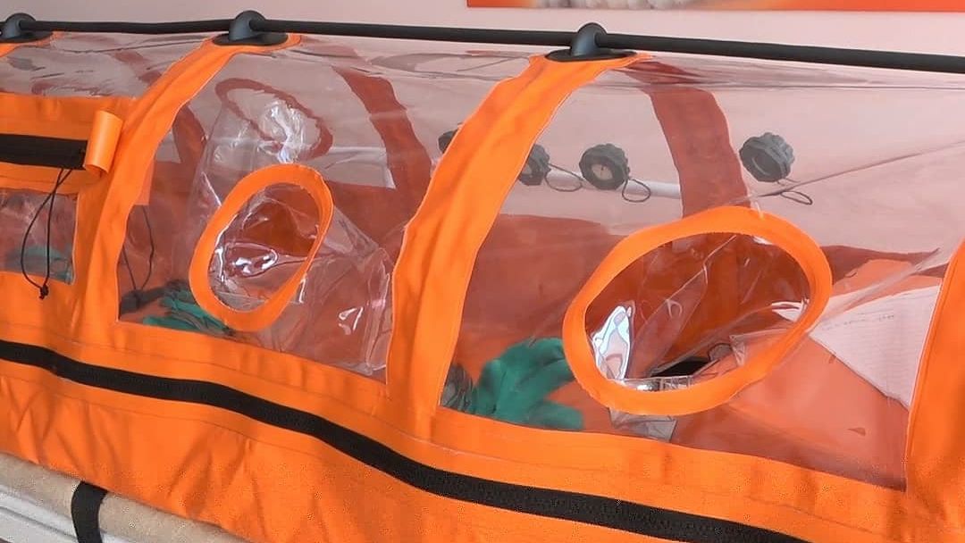 СинТЗ подарил городской больнице транспортировочный бокс для перевозки больных коронавирусом