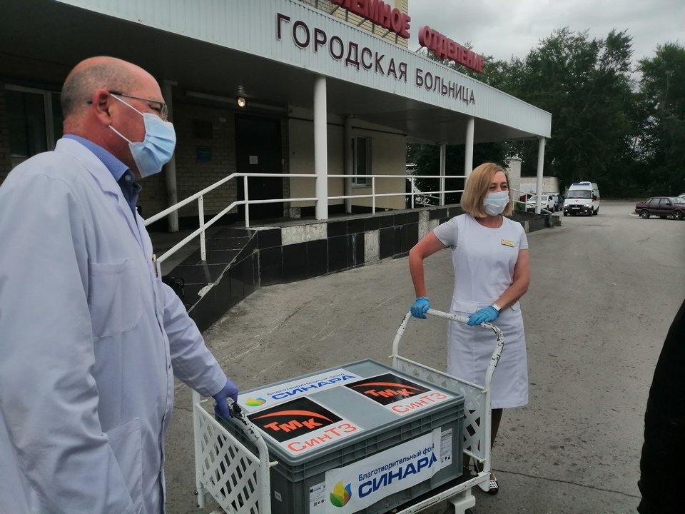 СинТЗ подарил городской больнице транспортировочный бокс для перевозки больных коронавирусом