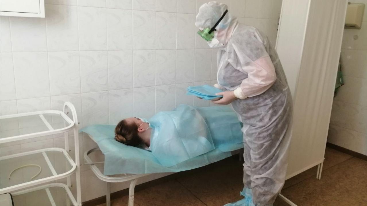 Медицинские учреждения Каменска-Уральского получили защитные комбинезоны