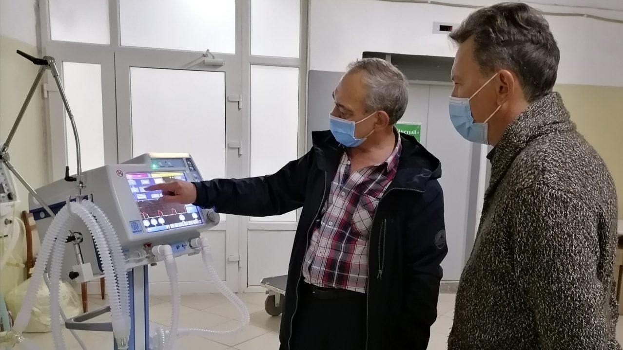 Еще 20 аппаратов ИВЛ поступили в больницу Каменска-Уральского