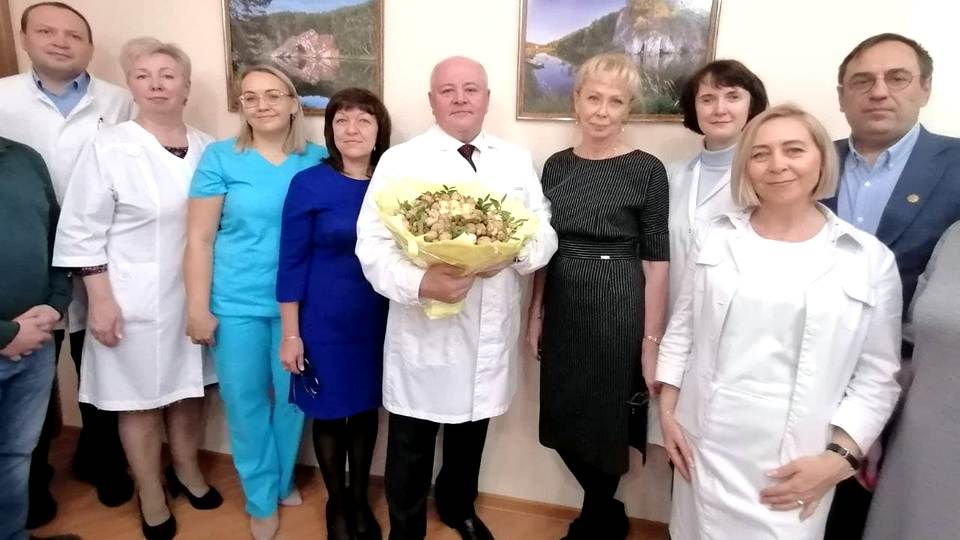 Главный врач Городской больницы Роберт Соловьев отмечает юбилей