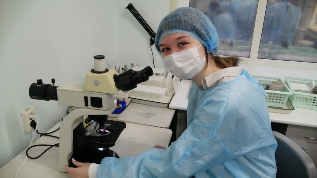 Старшеклассникам Каменска-Уральского показали, как выглядит кишечная палочка под микроскопом